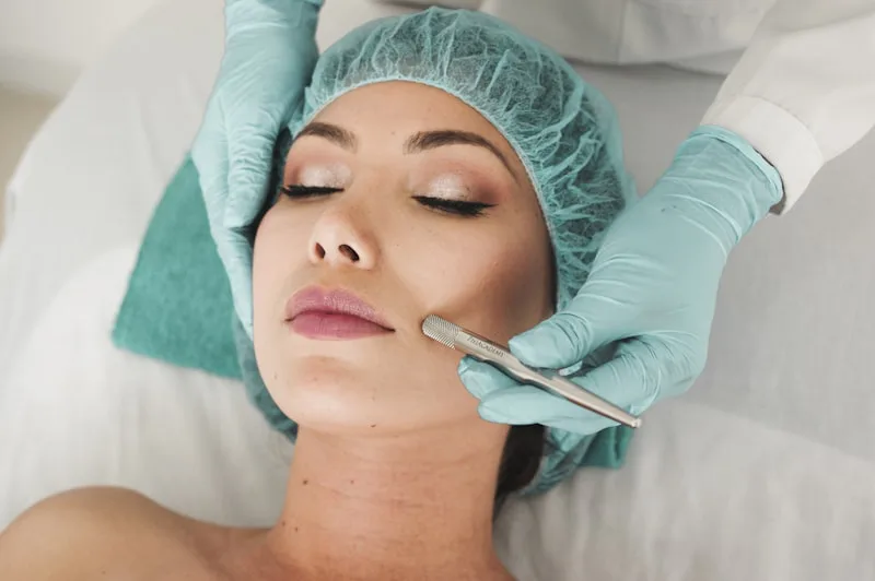 Procedimento estético facial na clínica