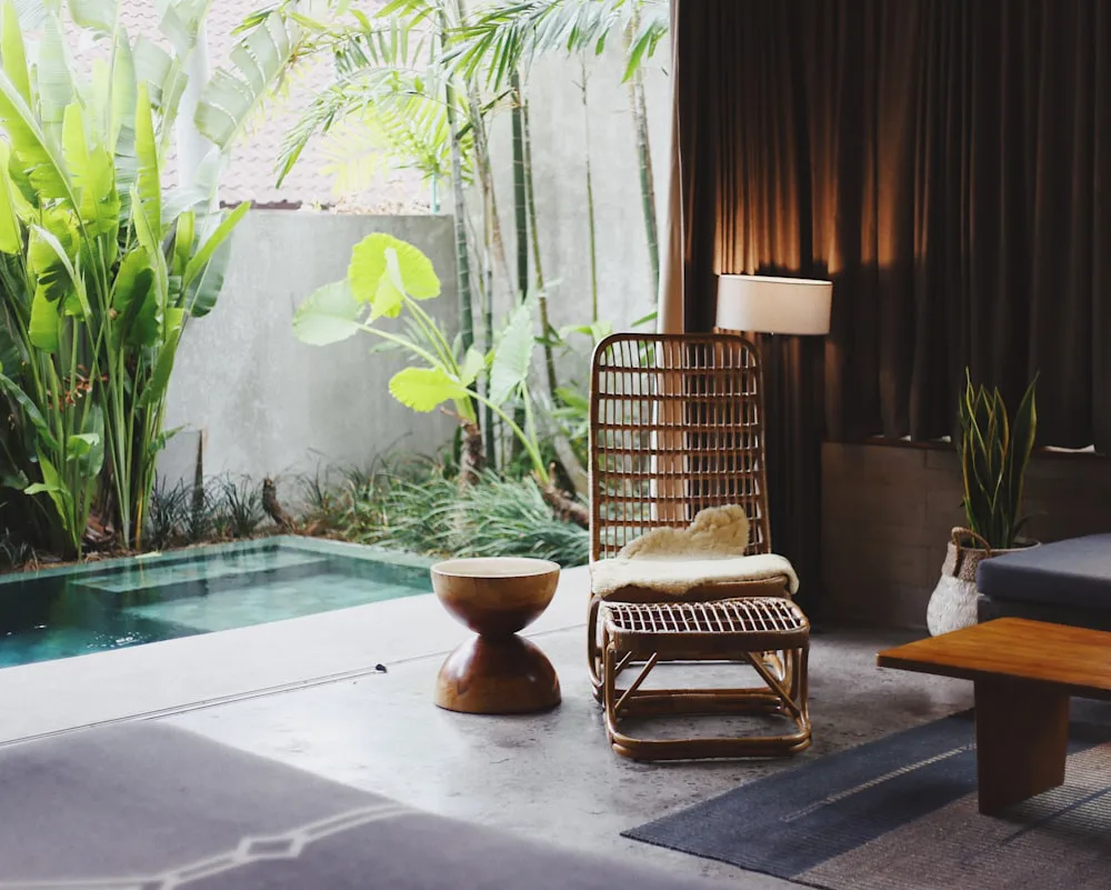 Sala de espera da clínica com jardim interno e luz natural