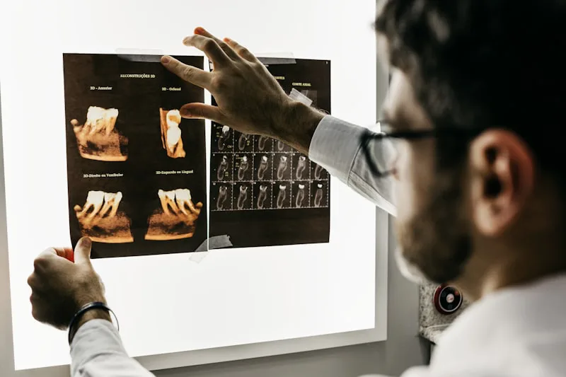 Dentista analisando radiografias panorâmicas