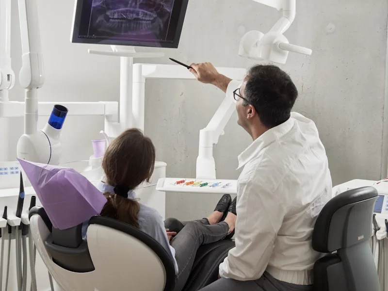 Sala de procedimentos com paciente em atendimento